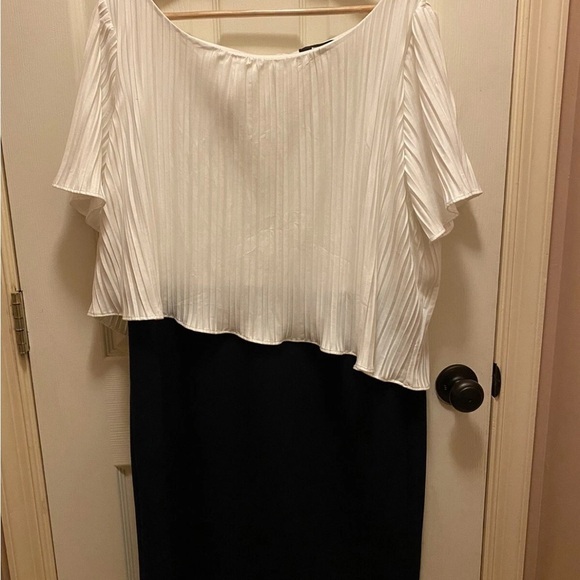 DKNY Elegant White and Navy Shift Dress EUC!! - Picture 1 of 12